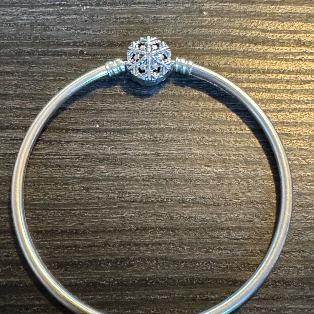 Snowflake bangle